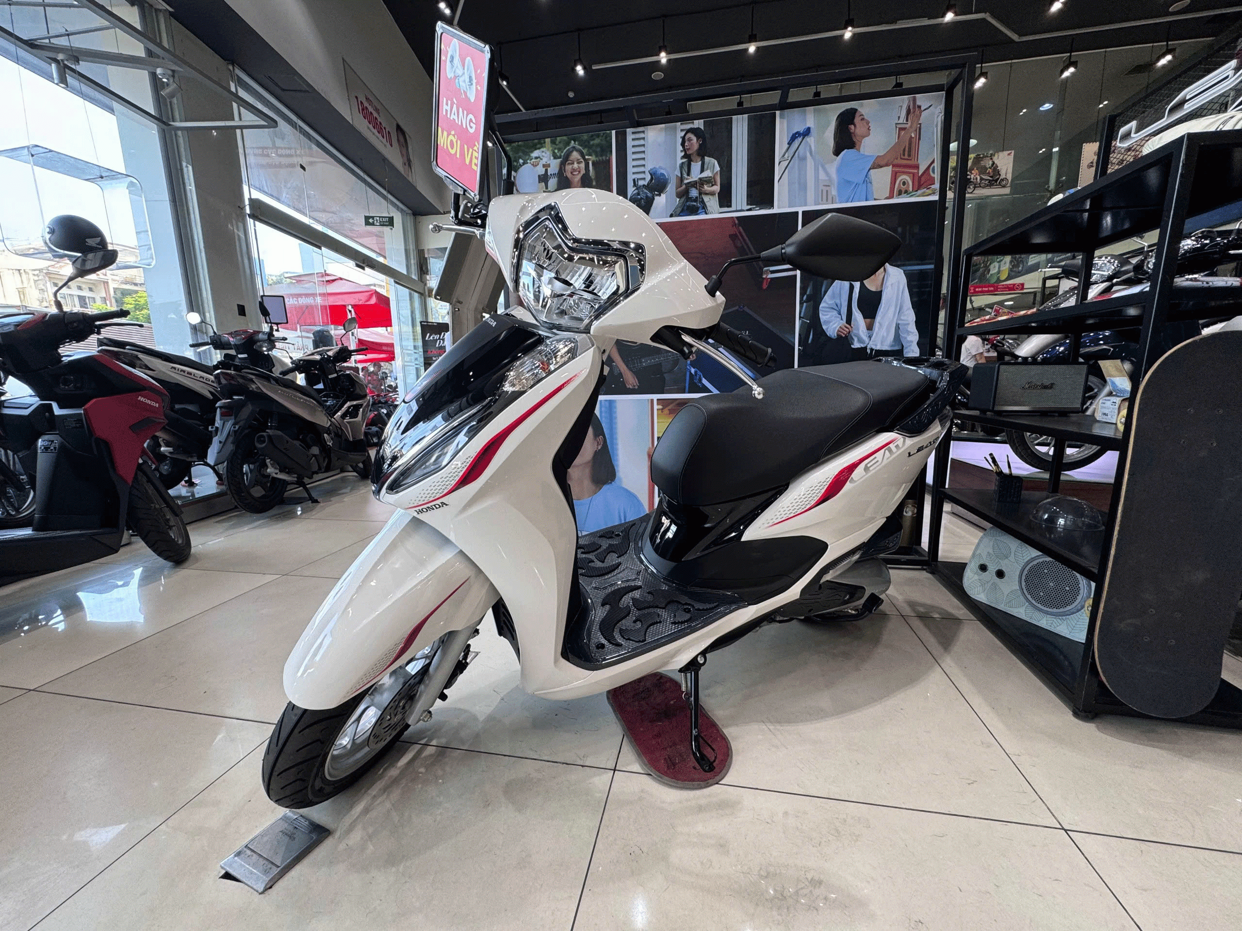 Cửa hàng xe máy ở khu vực vòng xoay Hàng Xanh (TP HCM) chỉ còn duy nhất chiếc xe Lead đời 2026