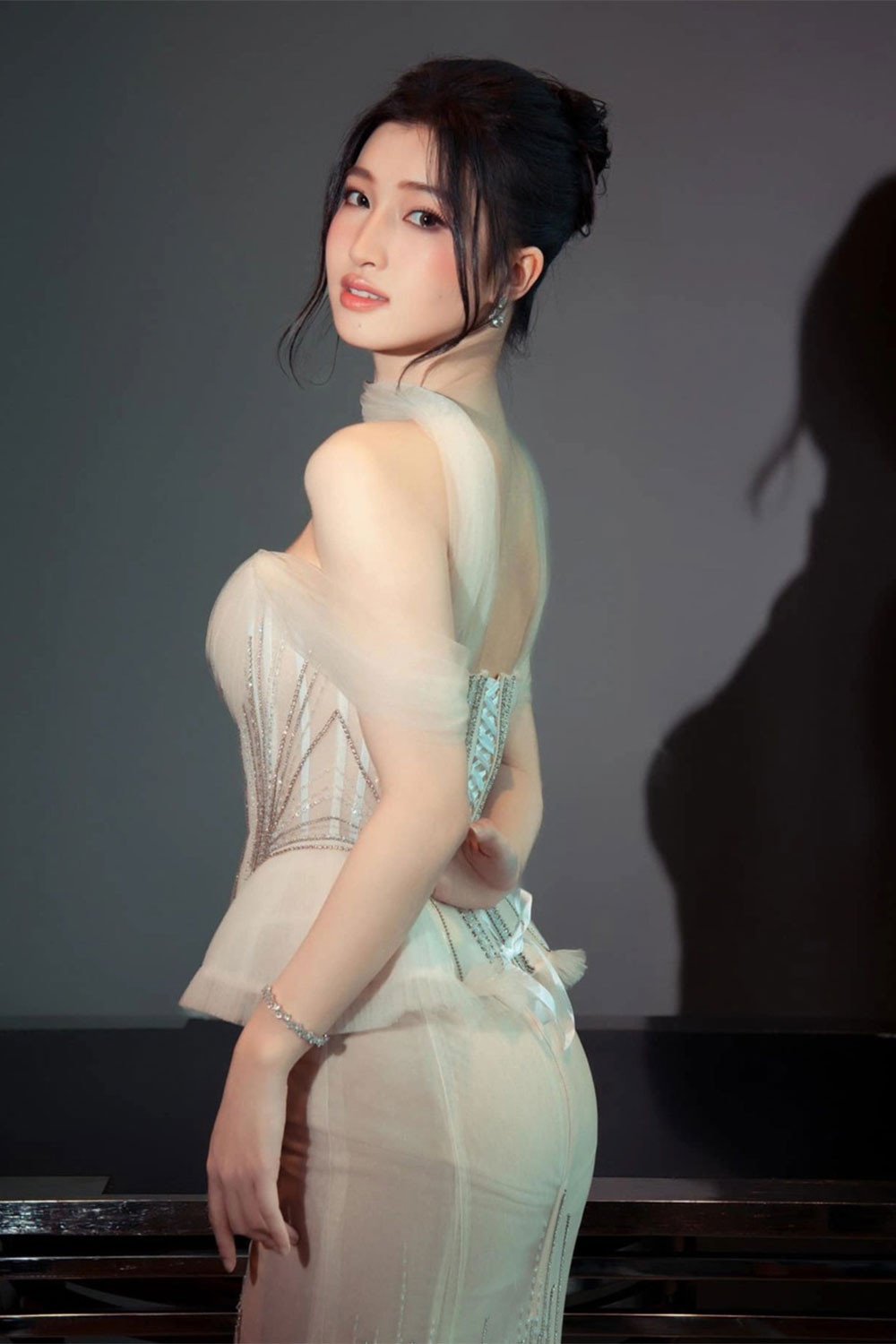 Á hậu Phương Nhi gây ấn tượng với khuôn mặt thanh thoát, trong trẻo hiếm thấy. Các đường nét hài hòa, từ đôi mắt biết cười, sống mũi thẳng đến nụ cười dịu dàng tạo nên khí chất "nhìn là yêu" rất đặc trưng. Vẻ đẹp của cô nghiêng về cảm giác tươi sáng, nhẹ nhàng, dễ tạo thiện cảm.