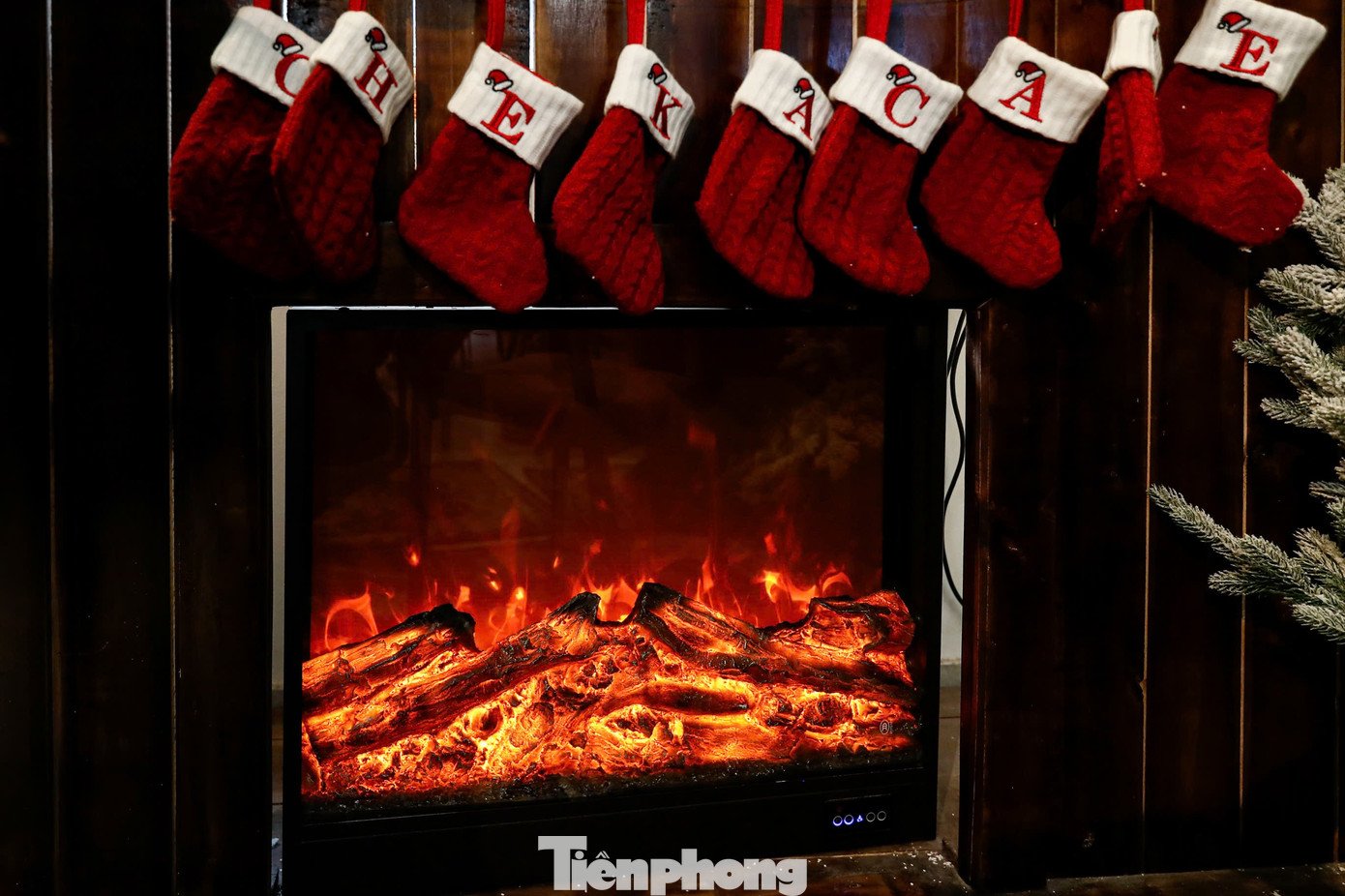 Các địa điểm này nổi bật với không gian được trang trí lộng lẫy, bao gồm cây thông rực rỡ ánh đèn, cùng các phụ kiện như gấu bông, cừu, lò sưởi... tạo nên khung cảnh lãng mạn như một "ngôi làng tuyết".