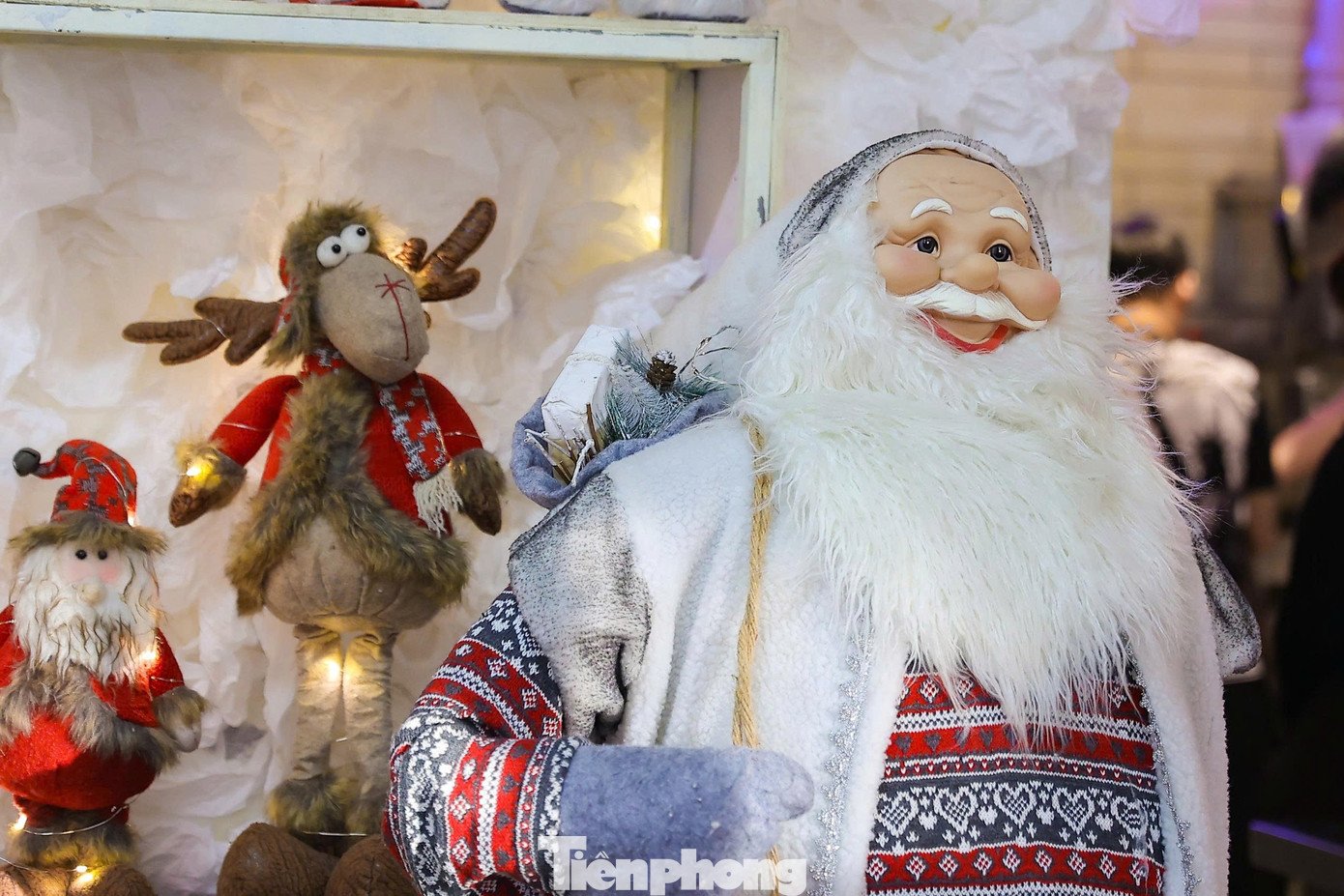 Khung cảnh “tuyết rơi trời Âu” giữa lòng Hà Nội tại một quán cà phê ở Hà Đông đang thu hút đông đảo bạn trẻ đến check-in dịp Noel.