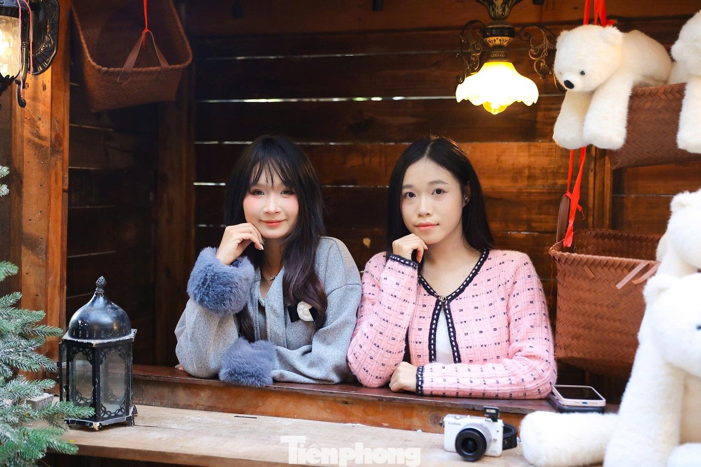 Biết đến quán qua mạng xã hội, nhóm bạn trẻ không giấu được sự háo hức trước không gian mang đậm phong cách châu Âu giữa lòng Hà Nội. “Chúng tôi đã chuẩn bị trang phục từ trước để có những bức ảnh thật đẹp tại đây”, một vị khách chia sẻ.