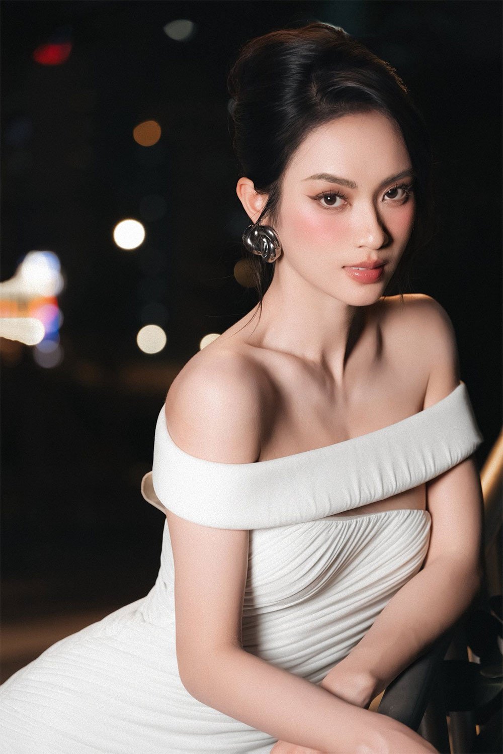 Á hậu Vũ Thúy Quỳnh mang đến sắc đẹp ngọt ngào nhưng không kém phần cá tính. Khuôn mặt của cô sở hữu cấu trúc mềm mại, đôi mắt to và nét cười rạng rỡ, tạo cảm giác dễ gần. Ở Thúy Quỳnh, người ta thấy sự tươi trẻ, năng động nhưng vẫn đủ độ sắc để không bị nhạt khi đứng trên sân khấu hay trước ống kính.&nbsp;