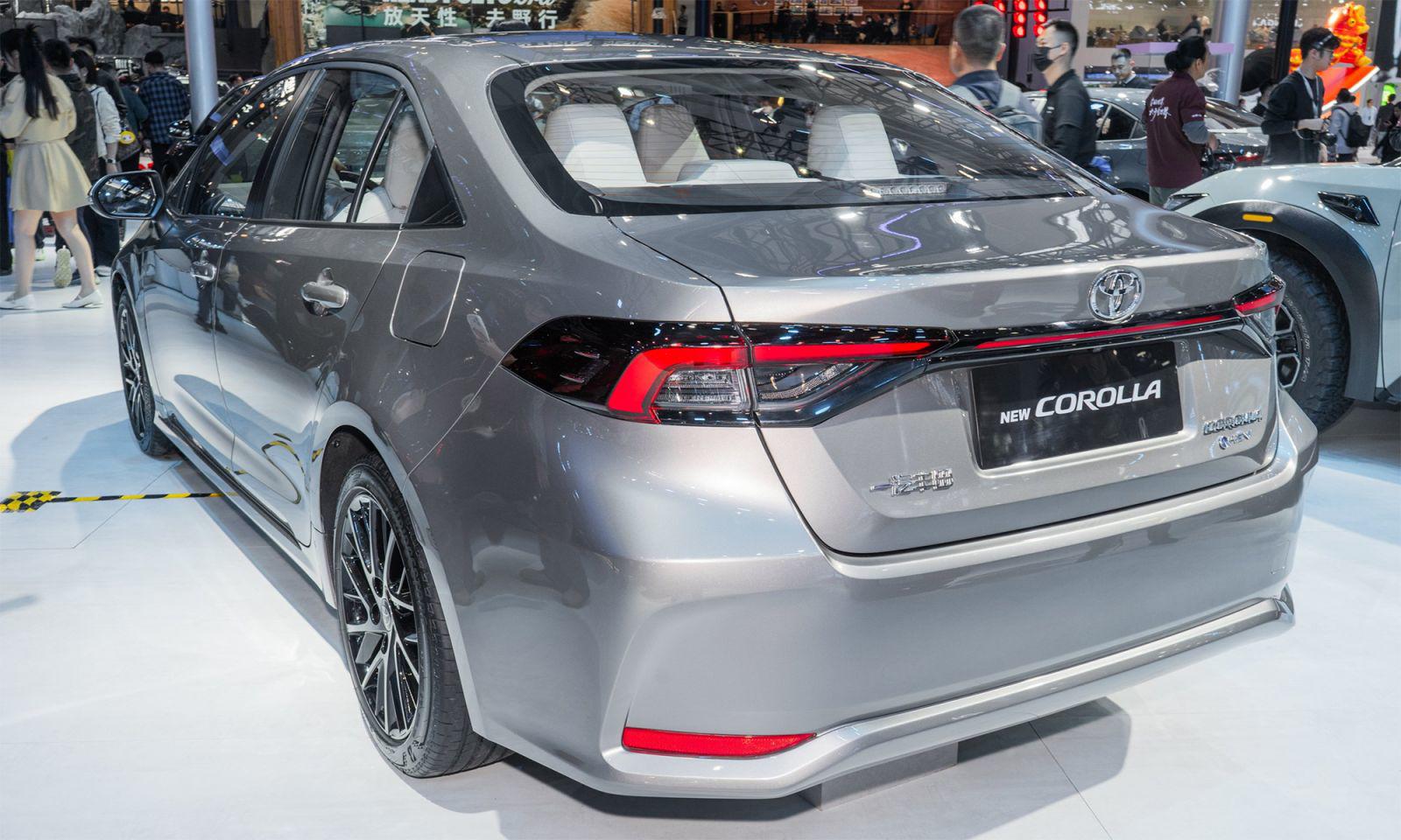 Phiên bản Hybrid tiếp tục là thế mạnh của Toyota với sự kết hợp giữa động cơ Atkinson và hai mô tơ điện.