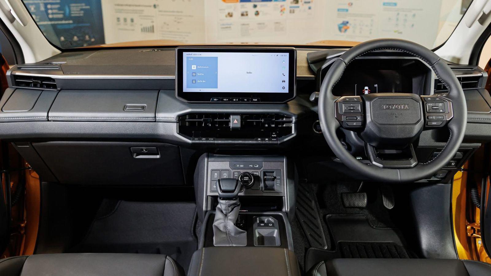 Nội thất Toyota Hilux mới có nhiều điểm tương đồng với Land Cruiser Prado.