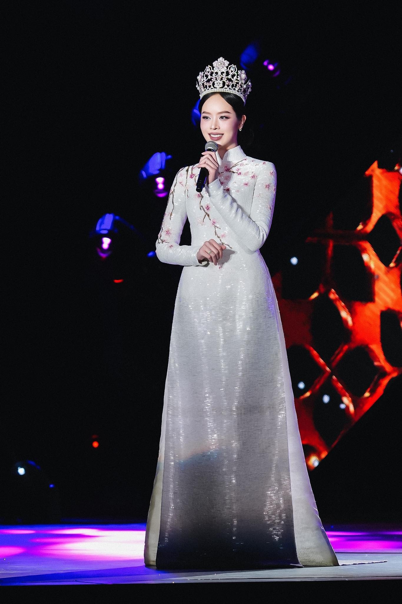 Hoa hậu Thanh Thủy ghi điểm cực mạnh nhờ một hành động dành cho Kiều Duy trong hậu trường - 2