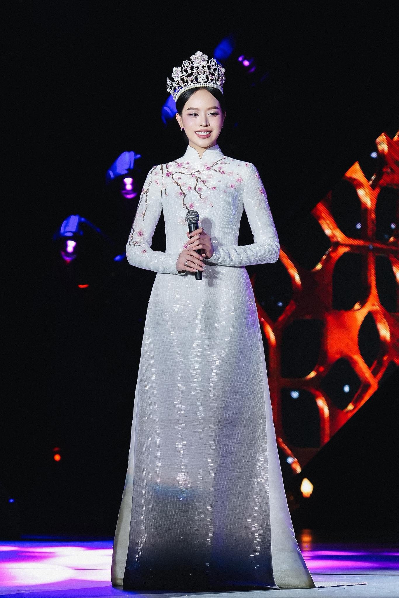 Hoa hậu Thanh Thủy ghi điểm cực mạnh nhờ một hành động dành cho Kiều Duy trong hậu trường - 4