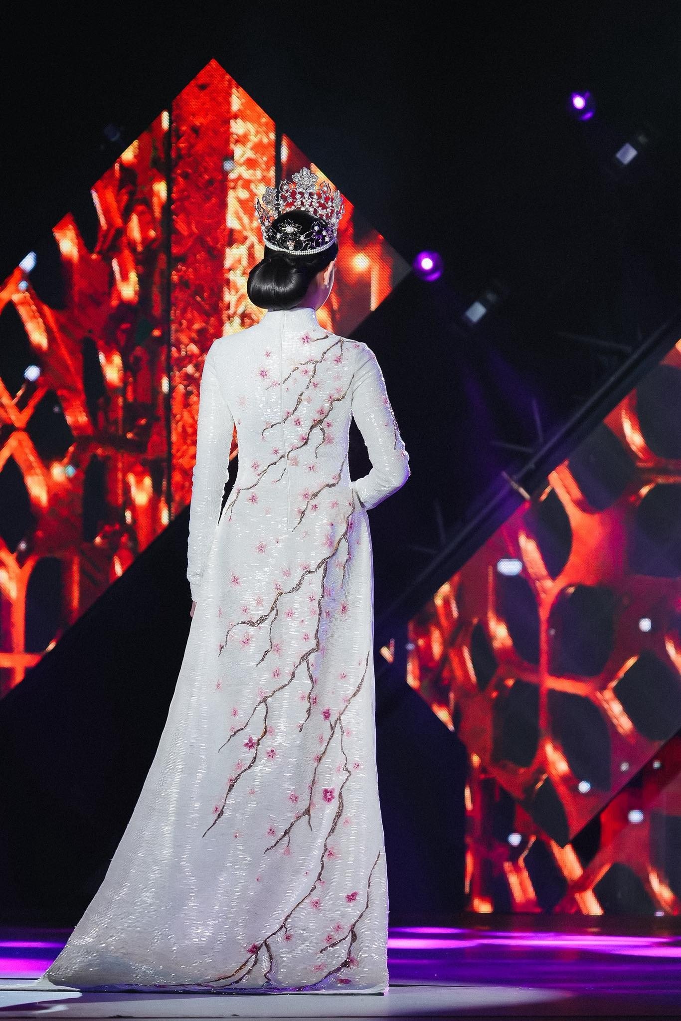 Hoa hậu Thanh Thủy ghi điểm cực mạnh nhờ một hành động dành cho Kiều Duy trong hậu trường - 5