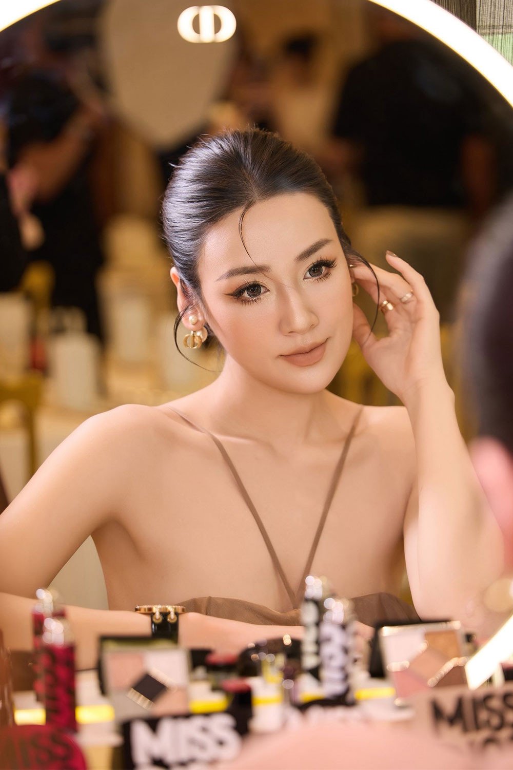 Nếu Phương Nhi thiên về sự ngọt ngào thì á hậu Tú Anh lại nổi bật với vẻ sang trọng đầy cuốn hút. Khuôn mặt trái xoan cùng thần thái trưởng thành giúp cô dễ dàng tỏa sáng trong bất cứ khung hình nào. Đôi mắt sắc nhưng không lạnh, sống mũi thẳng và tổng thể đường nét cân đối tạo cho Tú Anh vẻ đẹp đài các vừa cổ điển vừa hiện đại.