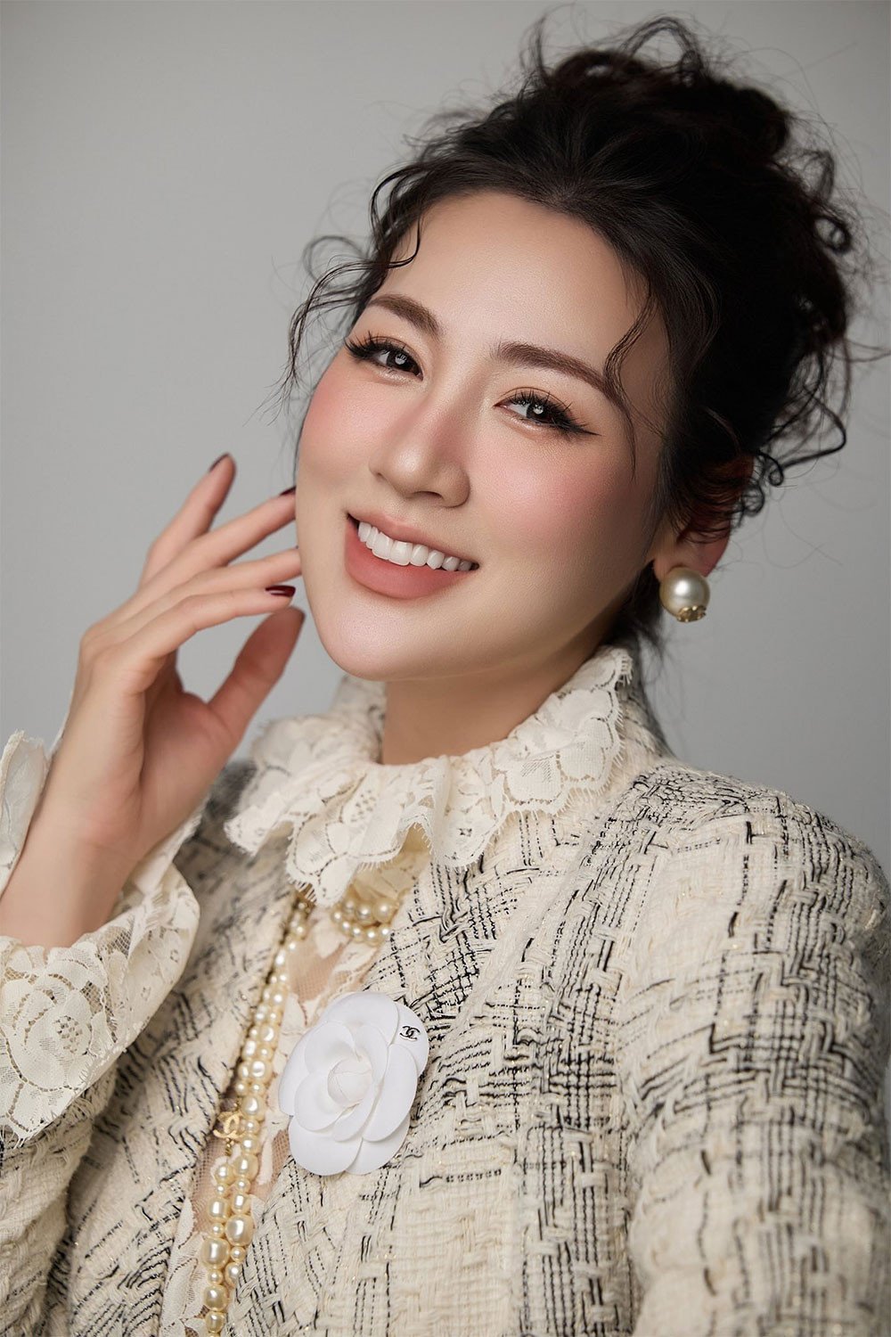 Nếu Phương Nhi thiên về sự ngọt ngào thì á hậu Tú Anh lại nổi bật với vẻ sang trọng đầy cuốn hút. Khuôn mặt trái xoan cùng thần thái trưởng thành giúp cô dễ dàng tỏa sáng trong bất cứ khung hình nào. Đôi mắt sắc nhưng không lạnh, sống mũi thẳng và tổng thể đường nét cân đối tạo cho Tú Anh vẻ đẹp đài các vừa cổ điển vừa hiện đại.