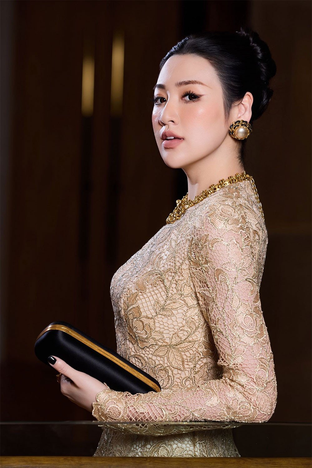 Nếu Phương Nhi thiên về sự ngọt ngào thì á hậu Tú Anh lại nổi bật với vẻ sang trọng đầy cuốn hút. Khuôn mặt trái xoan cùng thần thái trưởng thành giúp cô dễ dàng tỏa sáng trong bất cứ khung hình nào. Đôi mắt sắc nhưng không lạnh, sống mũi thẳng và tổng thể đường nét cân đối tạo cho Tú Anh vẻ đẹp đài các vừa cổ điển vừa hiện đại.