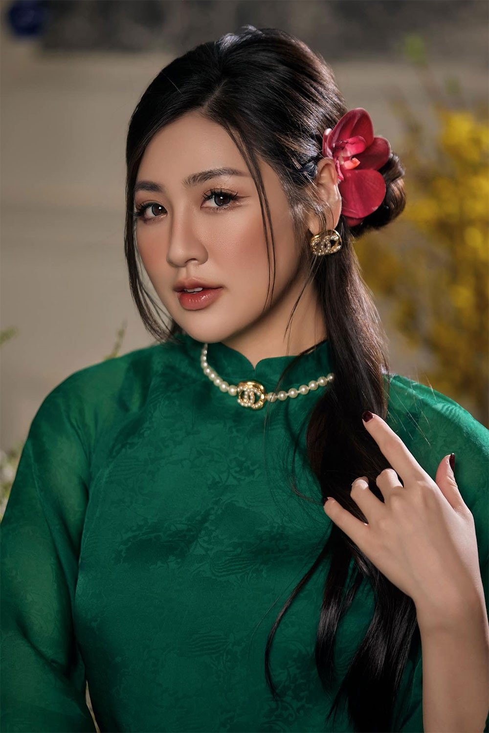 Nếu Phương Nhi thiên về sự ngọt ngào thì á hậu Tú Anh lại nổi bật với vẻ sang trọng đầy cuốn hút. Khuôn mặt trái xoan cùng thần thái trưởng thành giúp cô dễ dàng tỏa sáng trong bất cứ khung hình nào. Đôi mắt sắc nhưng không lạnh, sống mũi thẳng và tổng thể đường nét cân đối tạo cho Tú Anh vẻ đẹp đài các vừa cổ điển vừa hiện đại.