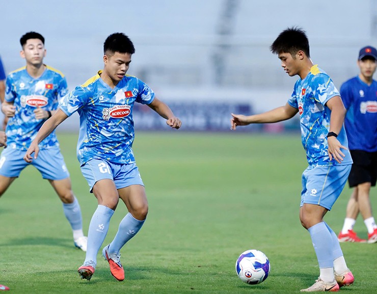 Trần Thành Trung (trái) bị loại khỏi danh sách&nbsp;đội tuyển U22 Việt Nam dự SEA Games 33.