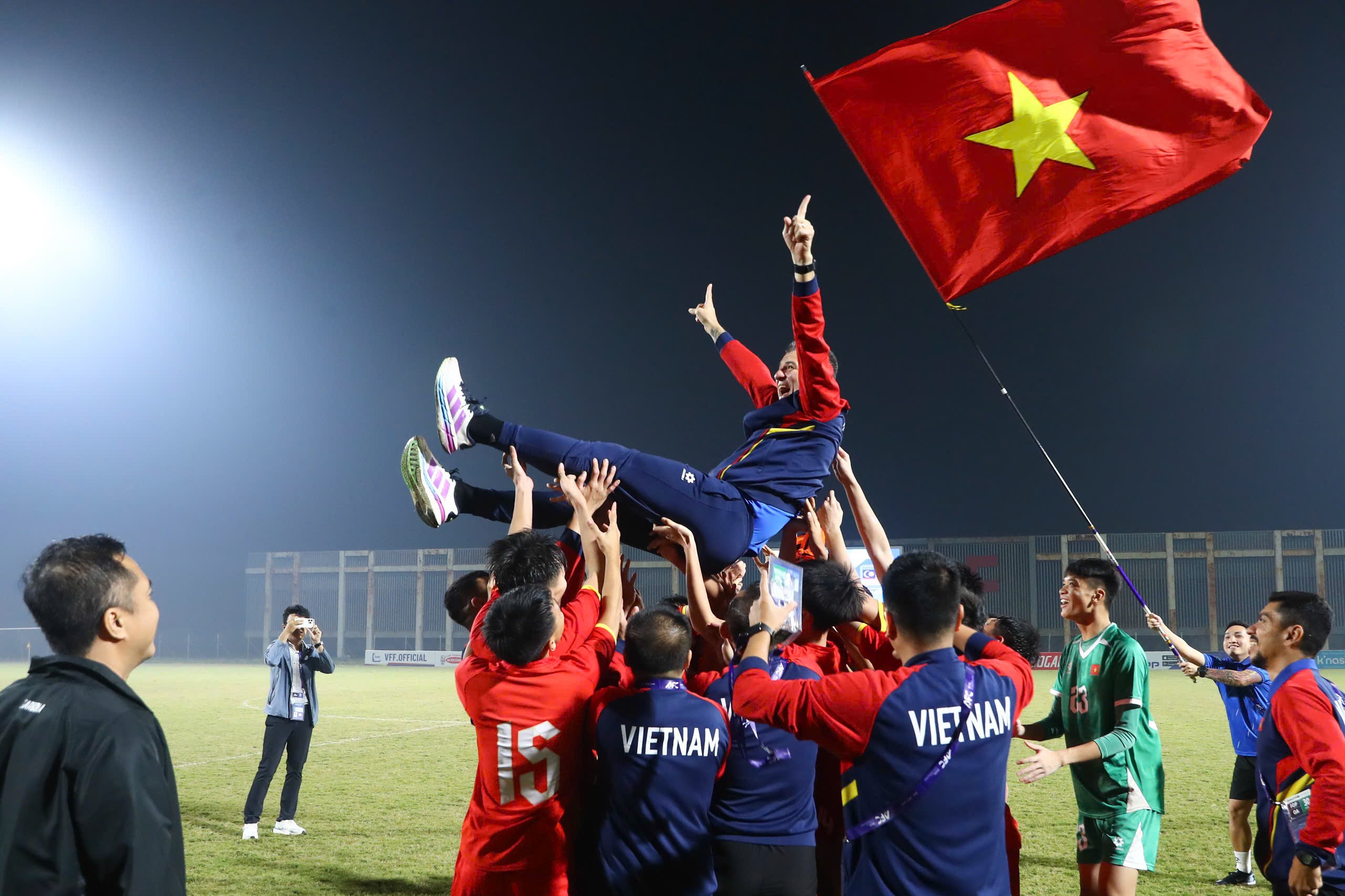 HLV Roland được các học trò tung lên ăn mừng