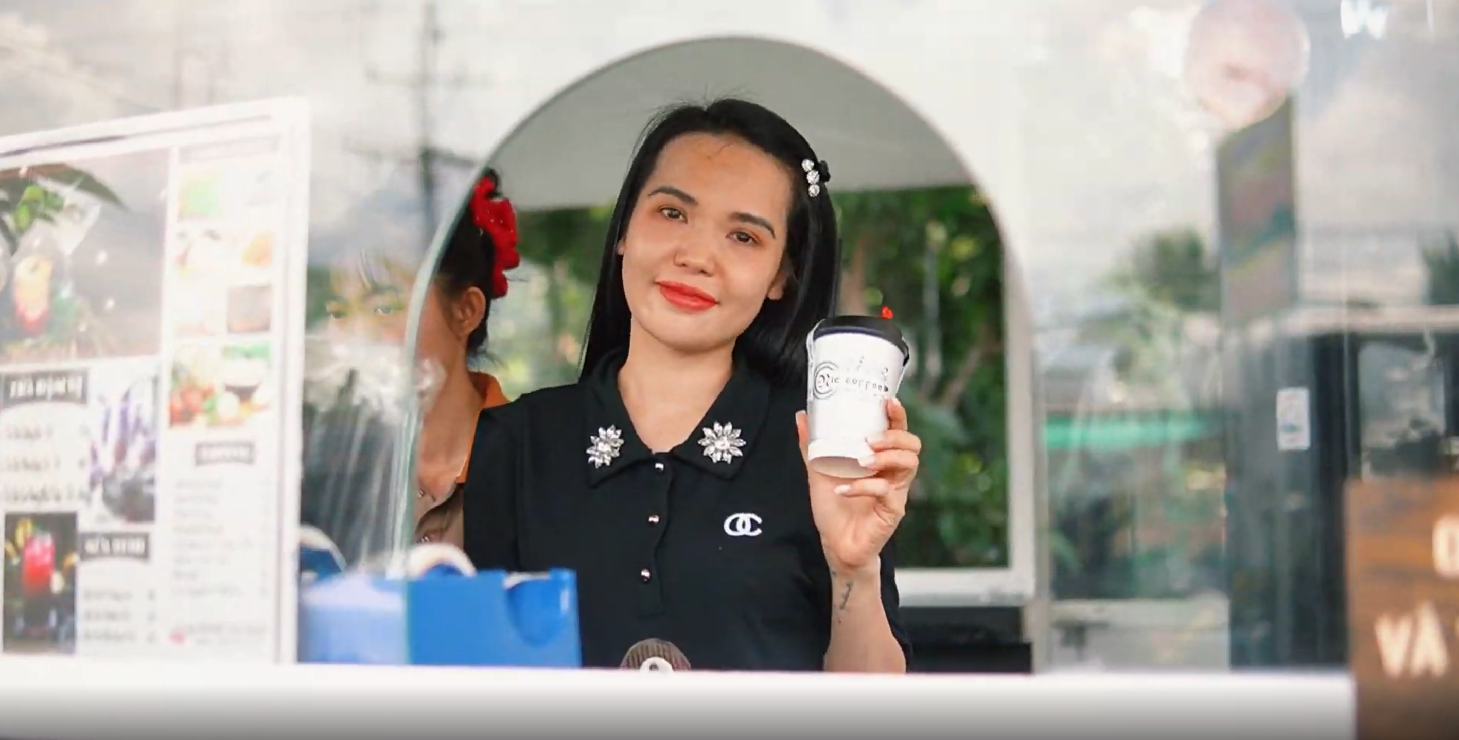 Chị Trần Thị Kim Chi được ví như một hotgirl của làng khi về quê khởi nghiệp với mô hình kinh doanh bi-a, cà phê kết hợp bán vé số Vietlott.