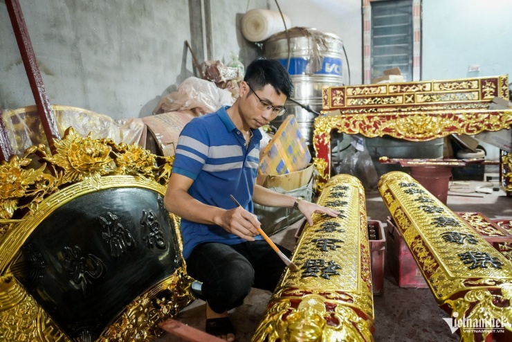Đồ thờ ‘cháy đơn’ ở làng nghề mộc cổ Đằng Chương: ‘Năm nay bán chạy hơn hẳn' - 3
