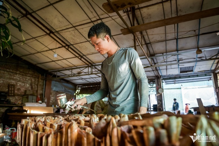 Đồ thờ ‘cháy đơn’ ở làng nghề mộc cổ Đằng Chương: ‘Năm nay bán chạy hơn hẳn' - 4