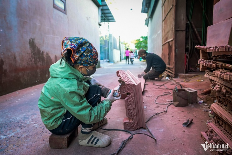 Đồ thờ ‘cháy đơn’ ở làng nghề mộc cổ Đằng Chương: ‘Năm nay bán chạy hơn hẳn' - 2