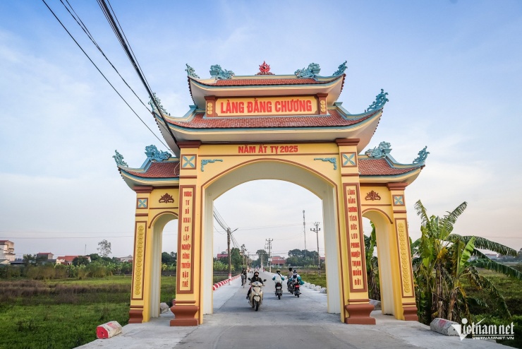 Đồ thờ ‘cháy đơn’ ở làng nghề mộc cổ Đằng Chương: ‘Năm nay bán chạy hơn hẳn' - 1