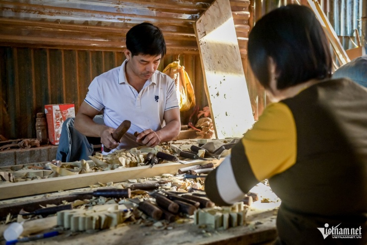 Đồ thờ ‘cháy đơn’ ở làng nghề mộc cổ Đằng Chương: ‘Năm nay bán chạy hơn hẳn' - 6