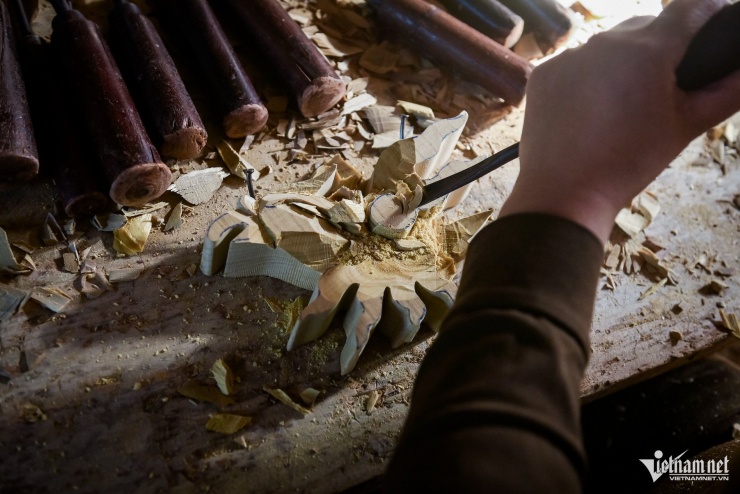 Đồ thờ ‘cháy đơn’ ở làng nghề mộc cổ Đằng Chương: ‘Năm nay bán chạy hơn hẳn' - 5