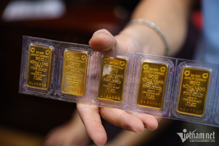 Bộ Tài chính nói về ngưỡng đánh thuế khi mua bán vàng miếng - 1