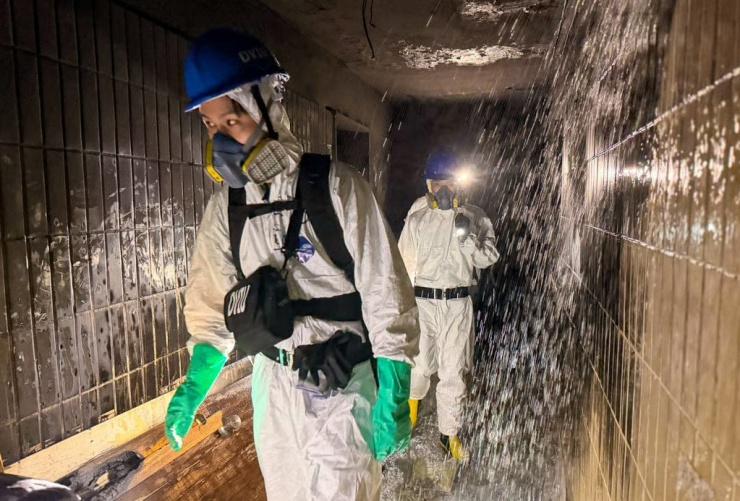 Sĩ quan phụ trách Cheng Ka-chun nói công tác tìm kiếm diễn ra chậm do bên trong tối và nhiều khu vực gần như không có ánh sáng.