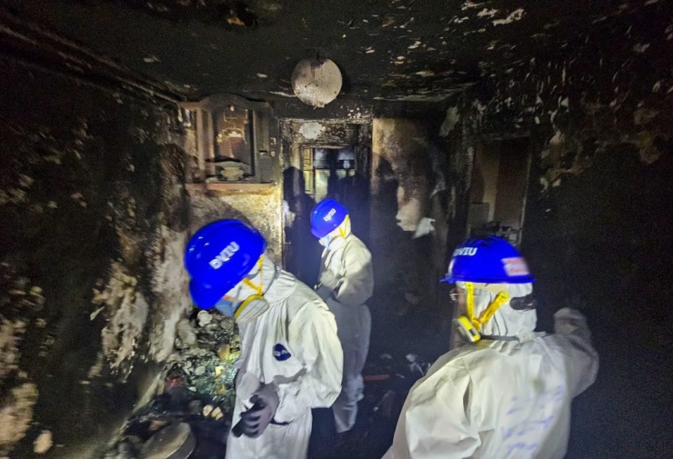 Tính đến hôm qua, lực lượng chức năng đã khám xét bốn trong bảy tòa bị cháy. Khoảng 100 người vẫn mất tích, trong khi 79 người bị thương.