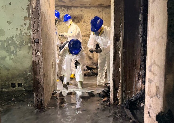 Sàn nhà ngập nước, bên trong các căn hộ hầu như đều bị thiêu rụi. Tuy nhiên, theo giới chức, kết cấu tòa nhà vẫn an toàn.