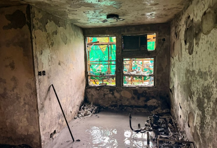 Các hình ảnh do cảnh sát công bố cho thấy nội thất nhiều căn hộ bị cháy đen, tường bong tróc và phủ đầy tro.