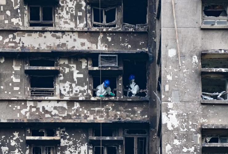 Các đội tìm kiếm tiếp tục vào bên trong, mang theo đèn chuyên dụng để tìm thêm nạn nhân.