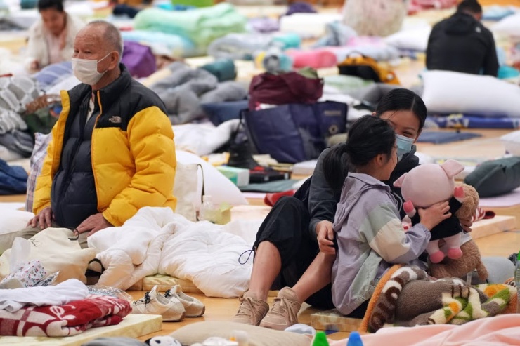 Hơn 4.600 cư dân trong gần 2.000 căn hộ hiện phải tạm trú tại các trung tâm khẩn cấp hoặc khách sạn, trong lúc chính quyền tìm giải pháp dài hạn.