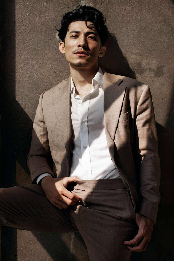 Liên Bỉnh Phát với vẻ tự tin trầm tĩnh, đúng chất một gương mặt điện ảnh biết tạo điểm nhấn bằng sự tối giản