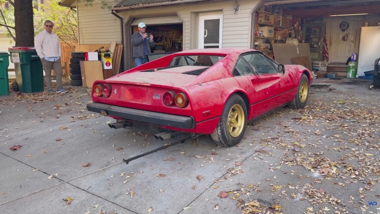 Cặp đôi siêu xe Ferrari bỏ hoang suốt 30 năm, rất ít chi tiết bị hỏng - 2