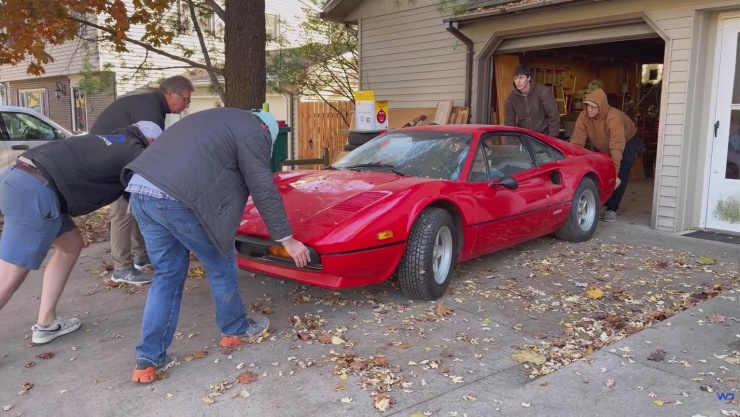 Cặp đôi siêu xe Ferrari bỏ hoang suốt 30 năm, rất ít chi tiết bị hỏng - 3