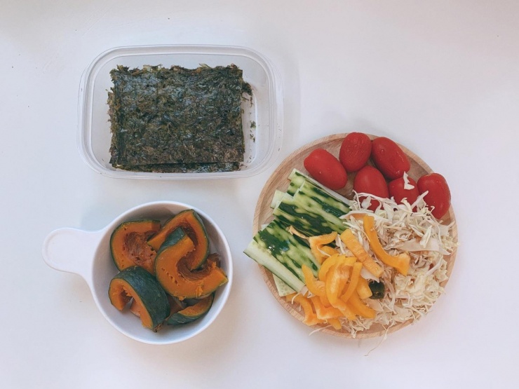 Gạo trắng thường trải qua quá trình tinh chế nên hao hụt nhiều dinh dưỡng, ít chất xơ, có chỉ số đường huyết cao. Do đó, tinh bột giàu chất xơ như khoai lang, bí đỏ, gạo lứt... thường được khuyến khích thêm vào chế độ ăn giảm cân nhờ giúp no lâu, tốt cho tiêu hóa, kiểm soát đường huyết.