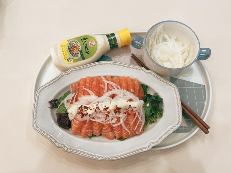 Heung đặc biệt thích cá hồi vì chúng chứa lượng protein cao mà không tạo cảm giác khô, ngán như khi ăn các loại thịt nạc. Loại thực phẩm này còn giàu axit béo omega-3, có thể chuyển hóa chất béo xấu trong cơ thể thành chất béo tốt, giúp đốt cháy calo và mỡ thừa hiệu quả hơn.