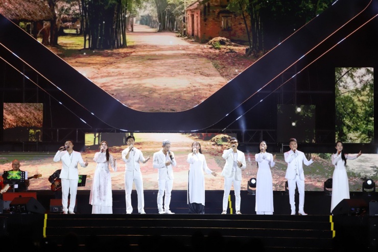 Ca sĩ Đàm Vĩnh Hưng cùng tốp ca trình bày bài hát Quê hương mở màn đêm nhạc thiện nguyện.