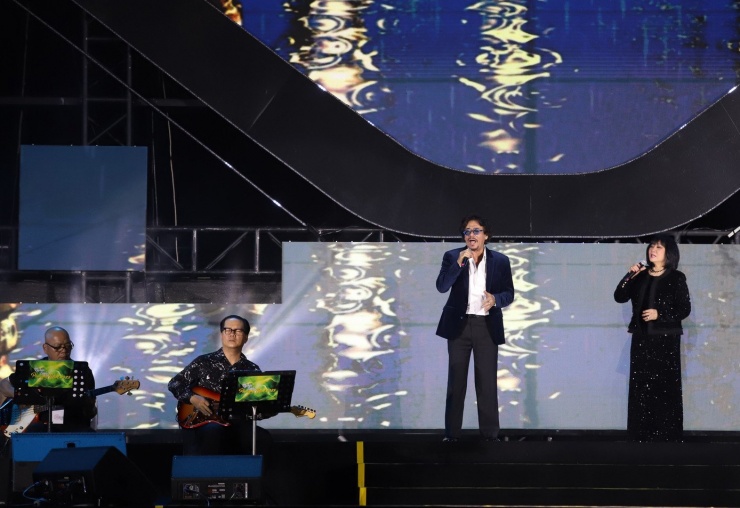 Hai giọng ca gạo cội Cẩm Vân - Khắc Triệu với nhạc phẩm Thương nhau ngày mưa.