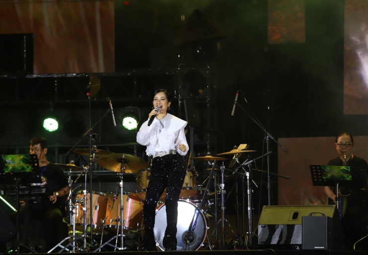 Ca sĩ Hồng Nhung thể hiện ca khúc Giọt sương trên mi mắt.