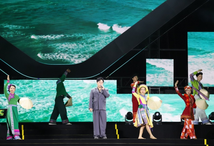 Trung Quân Idol tham gia đêm nhạc.