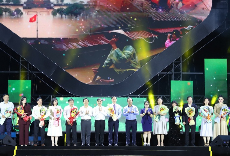 Lãnh đạo TPHCM và ban tổ chức tặng hoa tri ân các đơn vị chung tay ủng hộ đồng bào. Ảnh: Ngô Tùng.