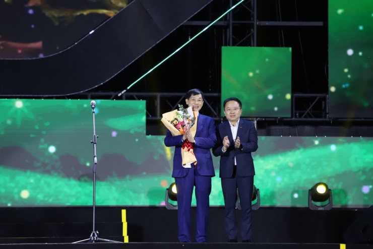 Ông Johnathan Hạnh Nguyễn đón nhận lẵng hoa tri ân từ ông Từ Lương - Giám đốc Trung tâm Truyền hình Việt Nam tại TPHCM.