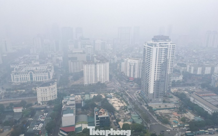 Hà Nội 'chìm nghỉm' trong ô nhiễm không khí - 1
