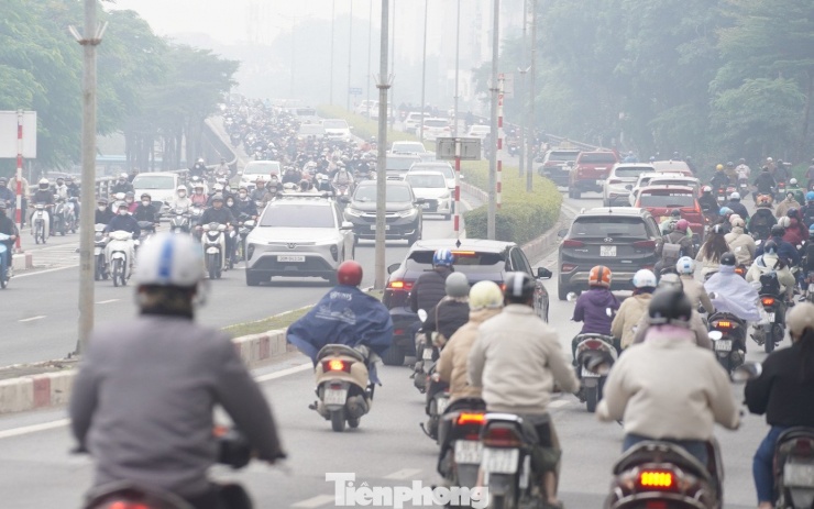 Hà Nội 'chìm nghỉm' trong ô nhiễm không khí - 7