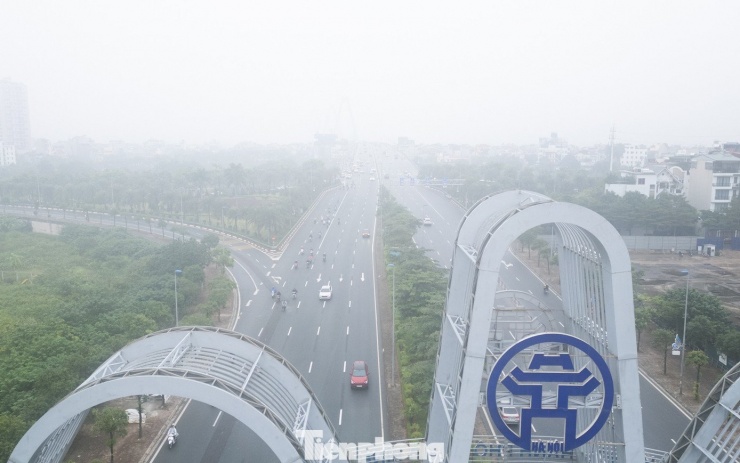 Hà Nội 'chìm nghỉm' trong ô nhiễm không khí - 11