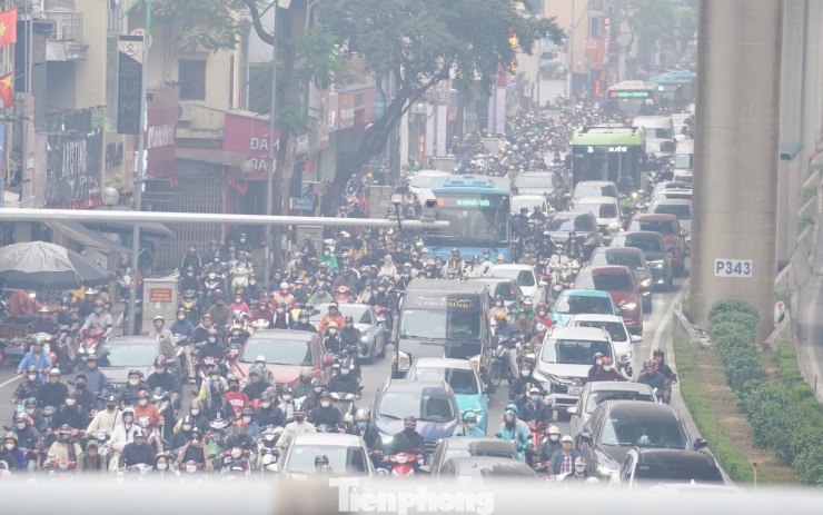 Hà Nội 'chìm nghỉm' trong ô nhiễm không khí - 12