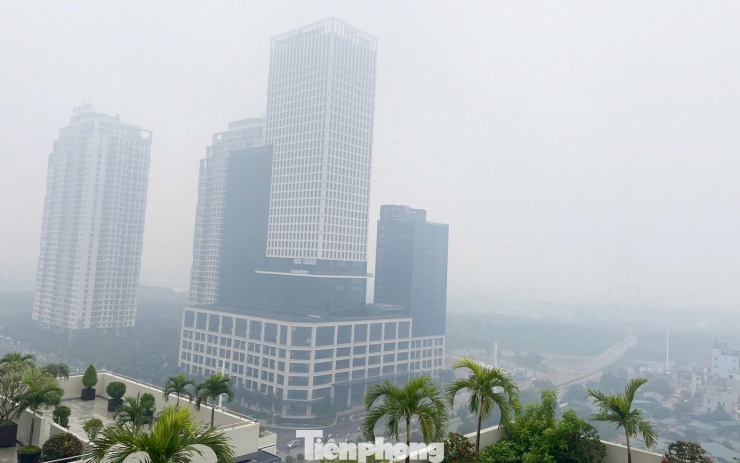 Hà Nội 'chìm nghỉm' trong ô nhiễm không khí - 16