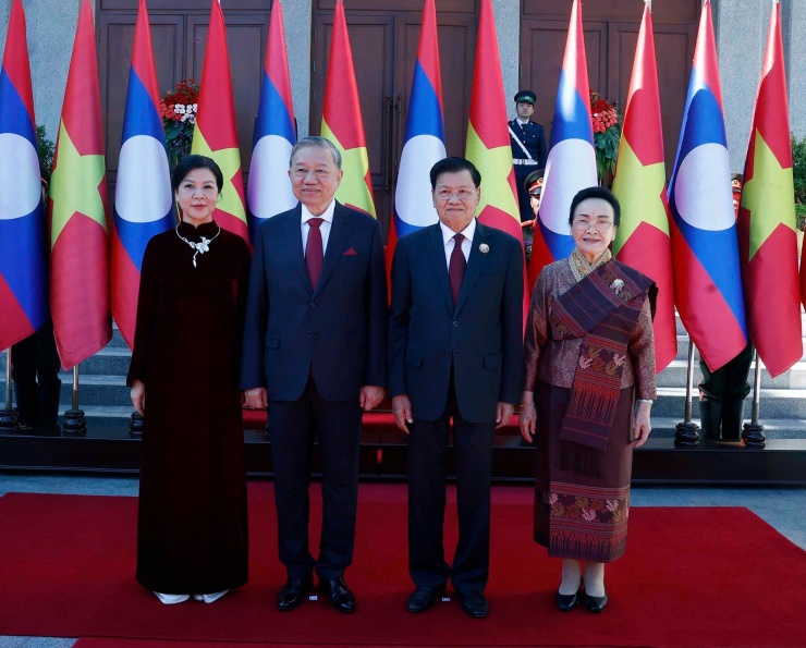 Tổng Bí thư Tô Lâm và Phu nhân cùng Tổng Bí thư, Chủ tịch nước Lào Thongloun Sisoulith và Phu nhân chụp ảnh chung. Ảnh: TTXVN