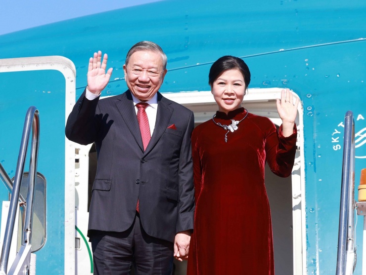 Lễ đón Tổng Bí thư Tô Lâm và Phu nhân Ngô Phương Ly, cùng Đoàn đại biểu cấp cao Việt Nam tại sân bay quốc tế Wattay. Ảnh: TTXVN