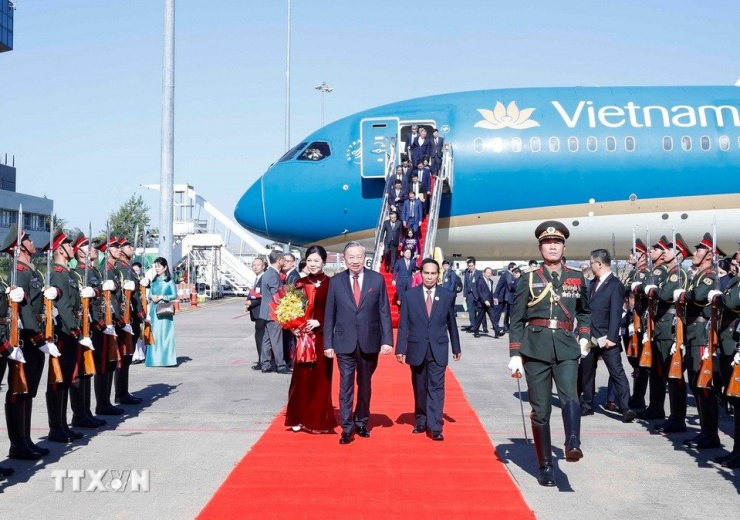 Lễ đón Tổng Bí thư Tô Lâm và Phu nhân Ngô Phương Ly, cùng Đoàn đại biểu cấp cao Việt Nam tại sân bay quốc tế Wattay. Ảnh: TTXVN
